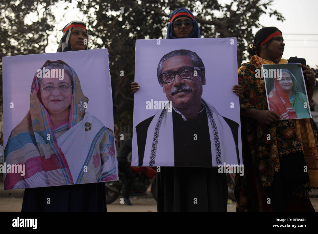 Dhaka, Bangladesh. 22 janvier, 2019. Tenir les manifestants des affiches de Premier Ministre Sheikh Hasina et Cheikh Mujibur Rahman comme ils exigeant la réintégration des combattants de la liberté sur le quota de 30 % dans les emplois gouvernementaux devant le Musée National. Credit : MD Mehedi Hasan/ZUMA/Alamy Fil Live News Banque D'Images