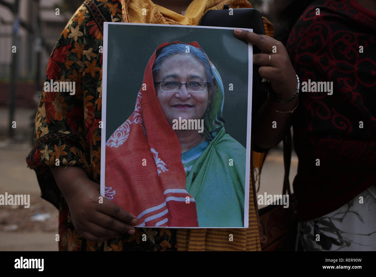 Dhaka, Bangladesh. 22 janvier, 2019. Un manifestant est titulaire d'une affiche de Premier Ministre Sheikh Hasina comme elle participer une protestation sur la demande la réintégration des combattants de la liberté dans le quota de 30 % des emplois du gouvernement en face de la National Credit : MD Mehedi Hasan/ZUMA/Alamy Fil Live News Banque D'Images