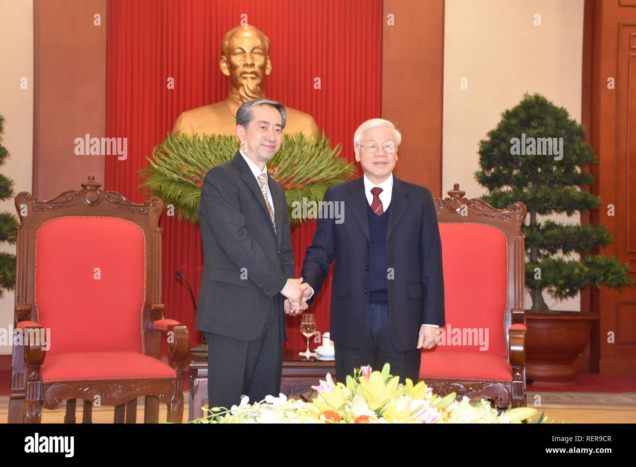 Hanoi, Vietnam. 21 Jan, 2019. Le Secrétaire Général du Parti Communiste du Vietnam et président du Comité central de l'État Nguyen Phu Trong (R), serre la main avec l'Ambassadeur de Chine au Vietnam Xiong Bo lors de leur réunion à Hanoi, Vietnam, le 21 janvier 2019. Trong a dit poursuivre la consolidation et le développement de l'amitié Vietnam-China ne profiteront pas seulement la construction des deux pays, mais aussi de contribuer à la paix, la stabilité, le développement et la prospérité de la région et le monde. Crédit : l'ambassade de Chine au Vietnam/Xinhua/Alamy Live News Banque D'Images