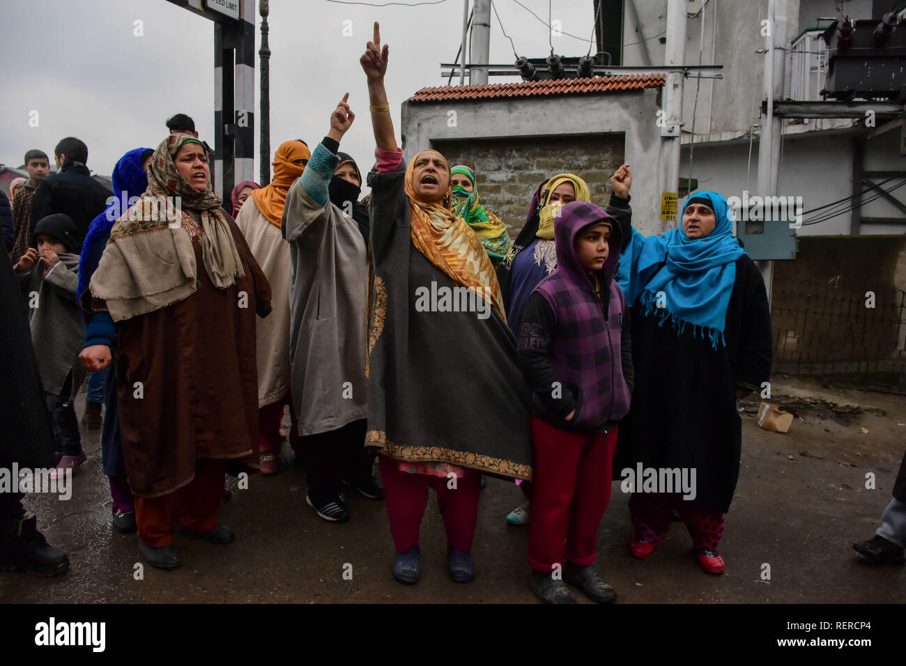 22 janvier 2019 - Les forces indiennes arrivent à la Police centrale de réserve (CRPF) bunker où des parents du jeune Mohammed Younis crier des slogans après Younis a été frappé avec une pierre qui auraient été lancées par les forces indiennes dans la région de Srinagar, Habakadal au Cachemire indien le 22 janvier 2018. Selon des rapports, Younis a subi des blessures à la tête après qu'il a été déplacé vers l'hôpital SMHS pour traitement. Les médecins ont déclaré que Younis a souffert de contusions dans son cerveau et une fracture des os de la tête en deux. Younis' famille ont allégué que la pierre a été jeté par le CR à proximité Banque D'Images