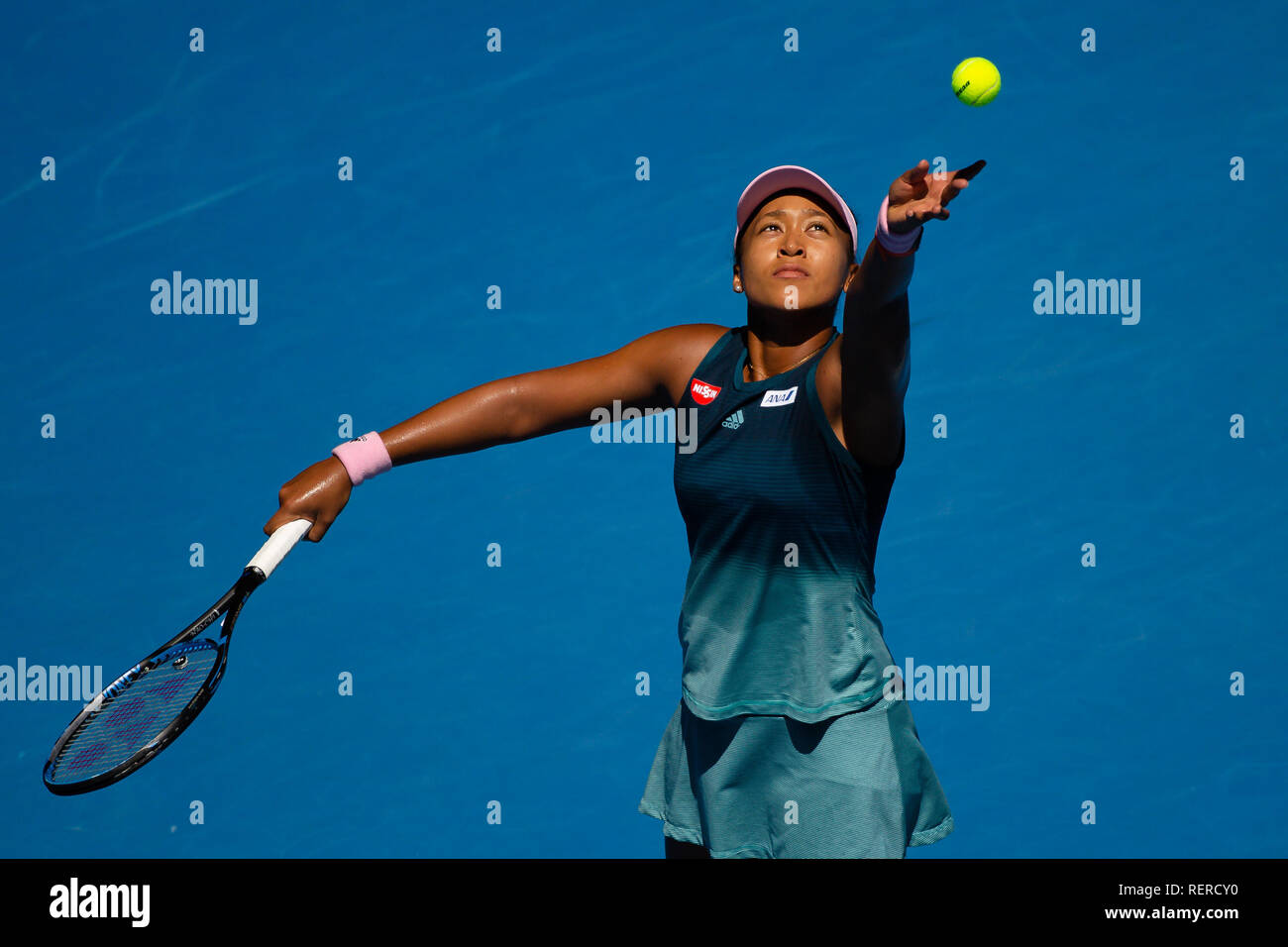 Melbourne, Australie. 23 Jan, 2019. Naomi Osaka du Japon sert. Elle fait son chemin dans la demi-finale à l'Australian Open 2019 Tournoi de tennis du Grand Chelem à Melbourne, Australie. Frank Molter/Alamy live news Banque D'Images