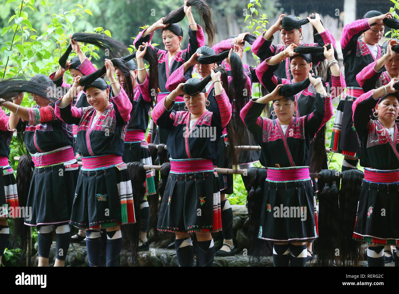 Guangxi, Yunnan, Chine. 23 Jan, 2019. Guangxi, Chine - Le Village de Huangluo Yao groupe ethnique minoritaire, situé dans le Guangxi, est surnommé "Village de long cheveux' parce qu'il y a plus de 60 villageois de femmes aux cheveux longs de 1,4 mètres. La moyenne de la longueur des cheveux des villageois est femelle 1,7 mètres et le plus long cheveux atteignent 2,1 mètres. C'est une tradition que les villageois locaux garder leurs cheveux longs. Crédit : SIPA Asie/ZUMA/Alamy Fil Live News Banque D'Images