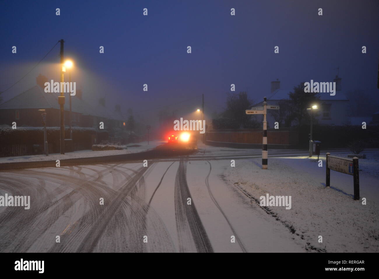 Location de voiture sur une route glacée sur un matin de janvier avec de la neige, la brume et le brouillard dans un hiver au Royaume-Uni. Banque D'Images