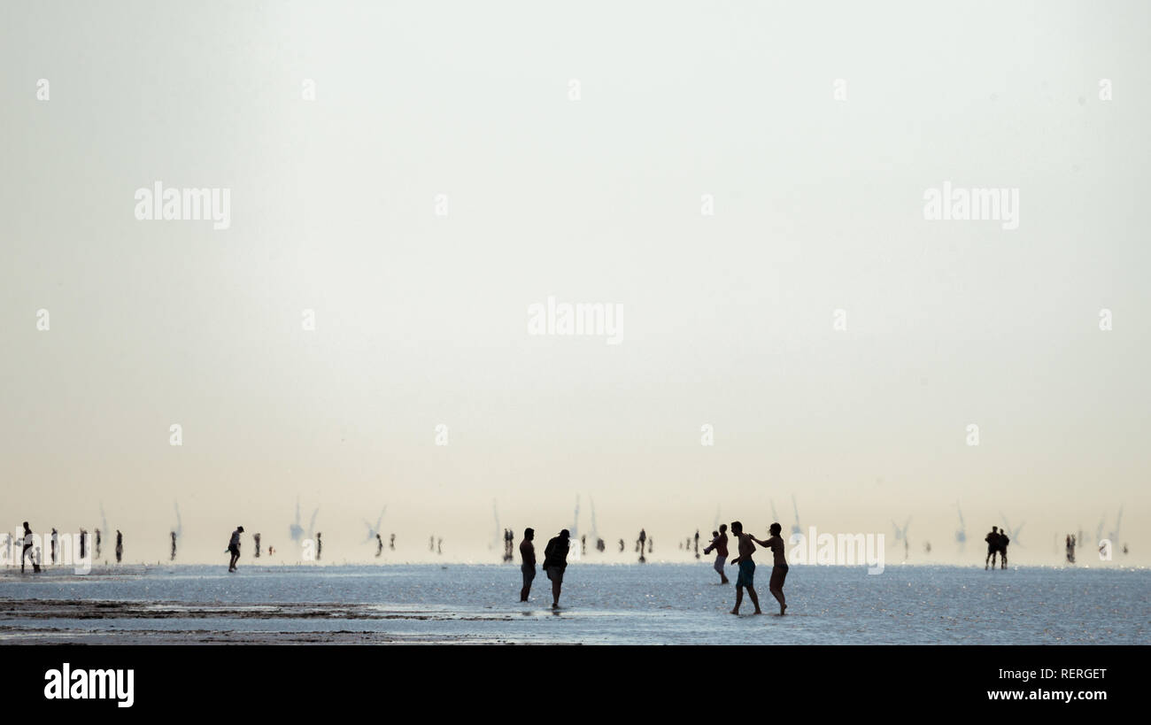 Cuxhaven, Allemagne. 30 Juin, 2018. Par beau temps, Mer du Nord, les vacanciers peuvent se tenir avec les pieds dans l'eau sur la plage à Cuxhaven Döse. La photographie par dpa, Assanimoghaddam photographe Mohssen a remporté la 2ème place de la catégorie Fonctions du dpa Photo de l'année 2018 la concurrence. Credit : Mohssen Assanimoghaddam/dpa/Alamy Live News Banque D'Images