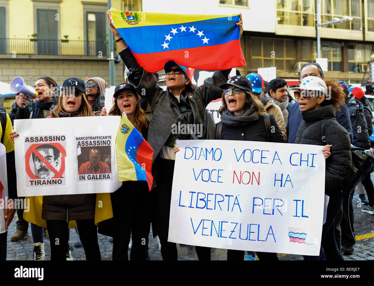 Naples, Italie. 23 Jan 2019. La protestation d'un groupe de citoyens vénézuéliens à l'extérieur du consulat de Naples, à l'encontre du président Nicolas Maduro Moros, a demandé sa démission parce qu'ils ne se sentent pas représentés par lui. 01/23/2019, Naples, Italie : Crédit Photo indépendant Srl/Alamy Live News Banque D'Images