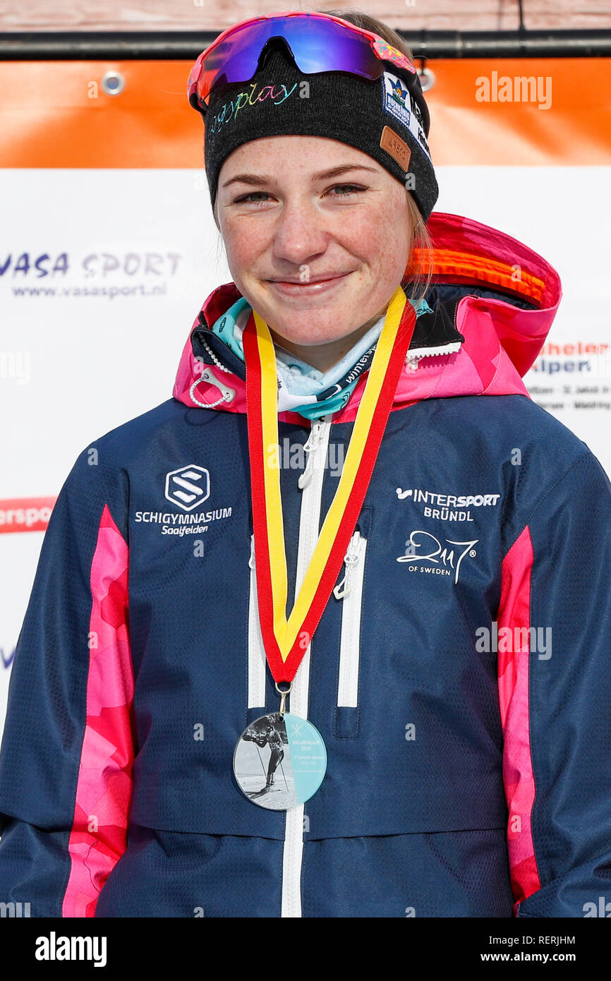 Sankt Ulrich Am Pillersee, l'Autriche. 23 Jan, 2019. SANKT ULRICH AM PILLERSEE, 23-01-2019, Femke Kramer sur le podium avec la médaille d'or après la NL championnats de ski nordique Crédit : freestyle Pro Shots/Alamy Live News Banque D'Images