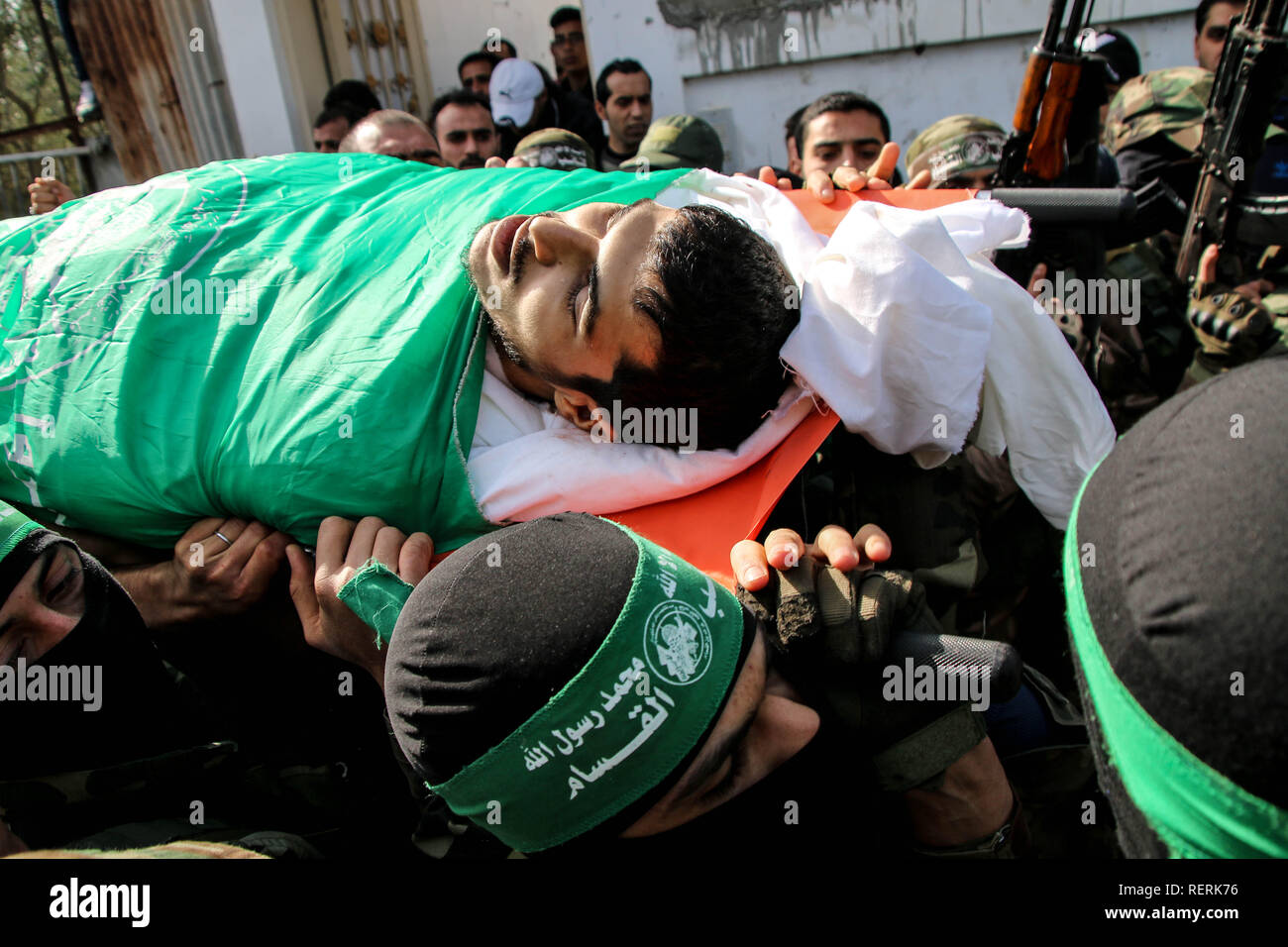 Gaza, la Palestine. 23 Jan, 2019. (NOTE DU RÉDACTEUR : Image représente la mort).Izz al-Din al-Qassam les membres sont vus transporter le corps de Mahmoud al-Nabahin, 24, qui a été tué au cours de l'artillerie israélienne à l'est de al-Bureij camp de réfugiés dans le centre de la bande de Gaza. Credit : Ahmad Hasaballah SOPA/Images/ZUMA/Alamy Fil Live News Banque D'Images