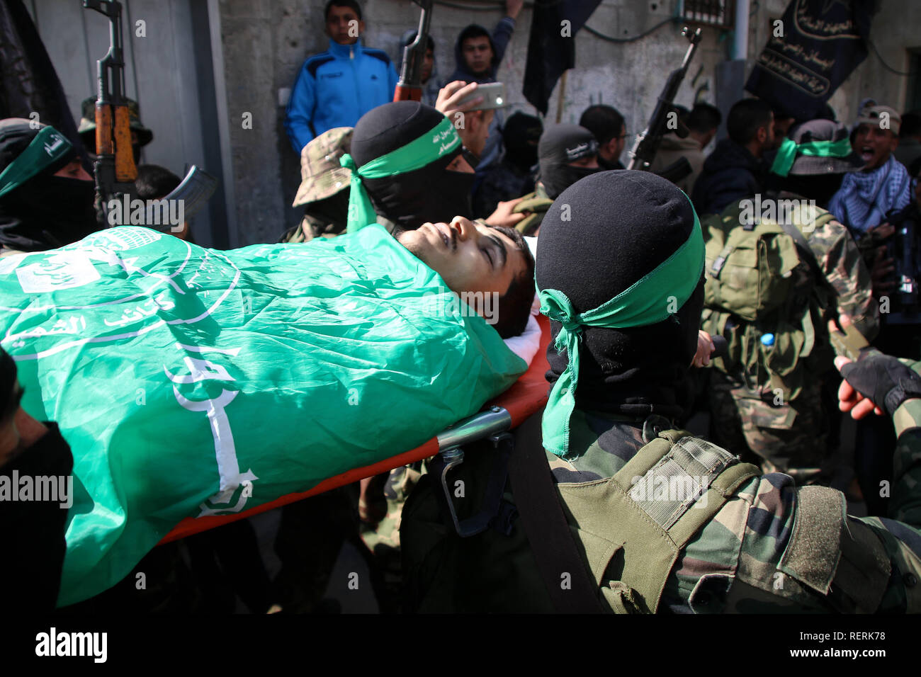 Gaza, la Palestine. 23 Jan, 2019. (NOTE DU RÉDACTEUR : Image représente la mort).Izz al-Din al-Qassam les membres sont vus transporter le corps de Mahmoud al-Nabahin, 24, qui a été tué au cours de l'artillerie israélienne à l'est de al-Bureij camp de réfugiés dans le centre de la bande de Gaza. Credit : Ahmad Hasaballah SOPA/Images/ZUMA/Alamy Fil Live News Banque D'Images