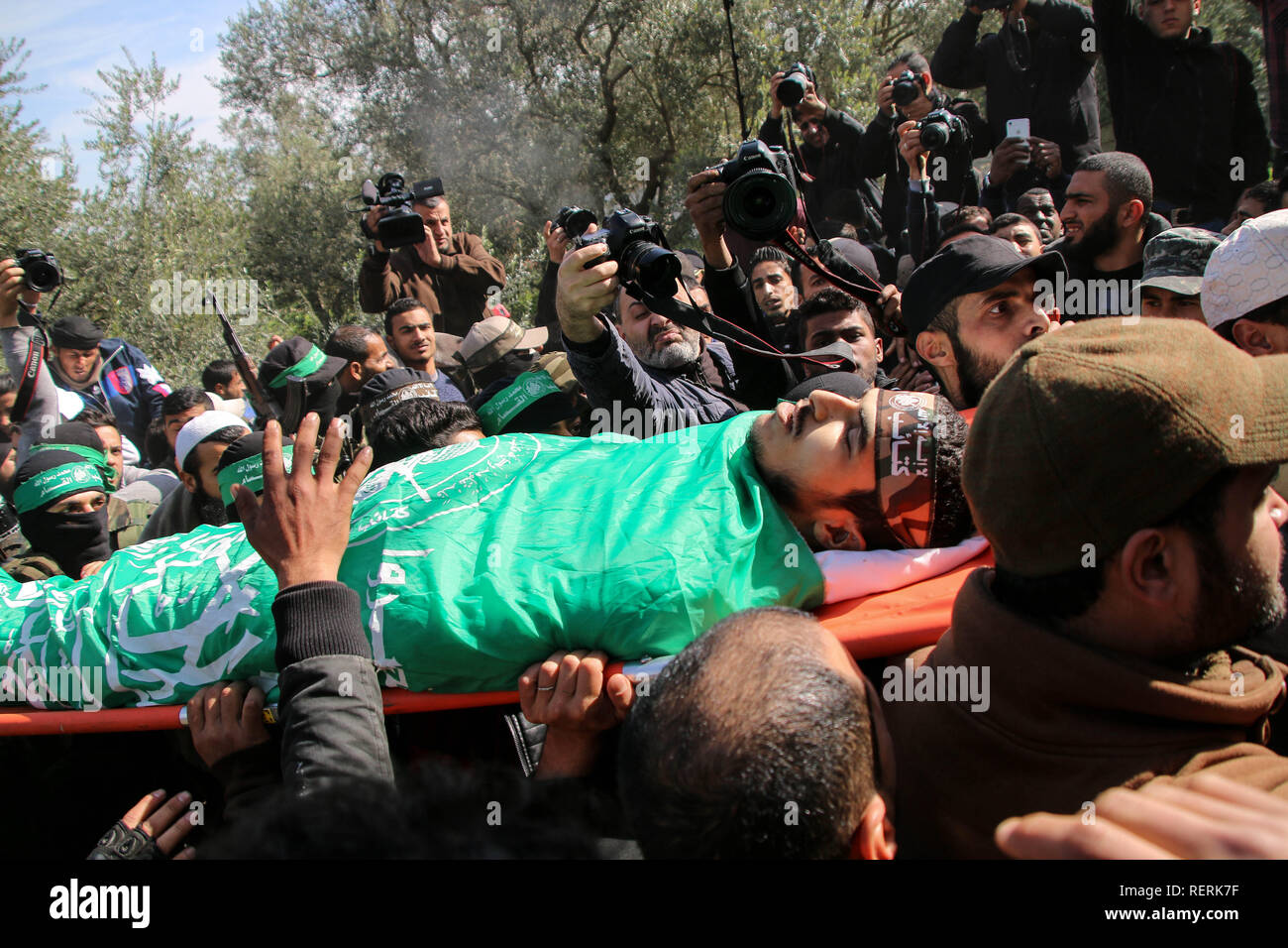 Gaza, la Palestine. 23 Jan, 2019. (NOTE DU RÉDACTEUR : Image représente la mort).Izz al-Din al-Qassam les membres sont vus transporter le corps de Mahmoud al-Nabahin, 24, qui a été tué au cours de l'artillerie israélienne à l'est de al-Bureij camp de réfugiés dans le centre de la bande de Gaza. Credit : Ahmad Hasaballah SOPA/Images/ZUMA/Alamy Fil Live News Banque D'Images