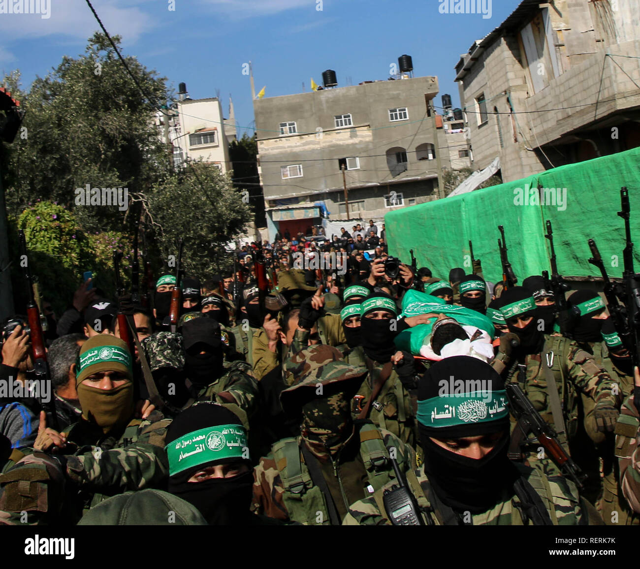 Gaza, la Palestine. 23 Jan, 2019. (NOTE DU RÉDACTEUR : Image représente la mort).Izz al-Din al-Qassam les membres sont vus transporter le corps de Mahmoud al-Nabahin, 24, qui a été tué au cours de l'artillerie israélienne à l'est de al-Bureij camp de réfugiés dans le centre de la bande de Gaza. Credit : Ahmad Hasaballah SOPA/Images/ZUMA/Alamy Fil Live News Banque D'Images