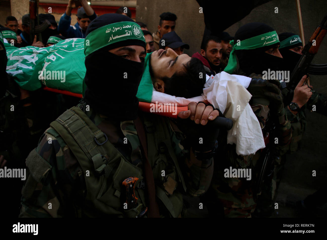 Gaza, la Palestine. 23 Jan, 2019. (NOTE DU RÉDACTEUR : Image représente la mort).Izz al-Din al-Qassam les membres sont vus transporter le corps de Mahmoud al-Nabahin, 24, qui a été tué au cours de l'artillerie israélienne à l'est de al-Bureij camp de réfugiés dans le centre de la bande de Gaza. Credit : Ahmad Hasaballah SOPA/Images/ZUMA/Alamy Fil Live News Banque D'Images