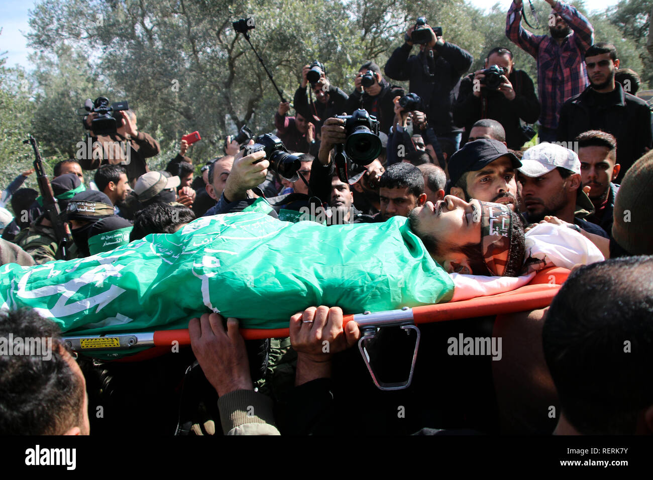 Gaza, la Palestine. 23 Jan, 2019. (NOTE DU RÉDACTEUR : Image représente la mort).Izz al-Din al-Qassam les membres sont vus transporter le corps de Mahmoud al-Nabahin, 24, qui a été tué au cours de l'artillerie israélienne à l'est de al-Bureij camp de réfugiés dans le centre de la bande de Gaza. Credit : Ahmad Hasaballah SOPA/Images/ZUMA/Alamy Fil Live News Banque D'Images