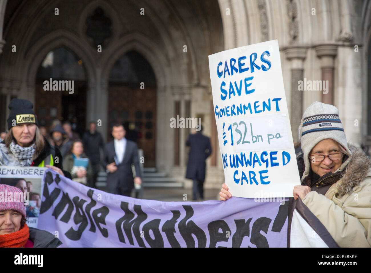 Londres, Royaume-Uni. 23 Jan, 2019. Winvisible et les mères célibataires Self-Defense protester contre crédit universel et son effet sur les personnes handicapées et les mères seules à l'extérieur de la Royal Courts of Justice Crédit : George Cracknell Wright/Alamy Live News Banque D'Images