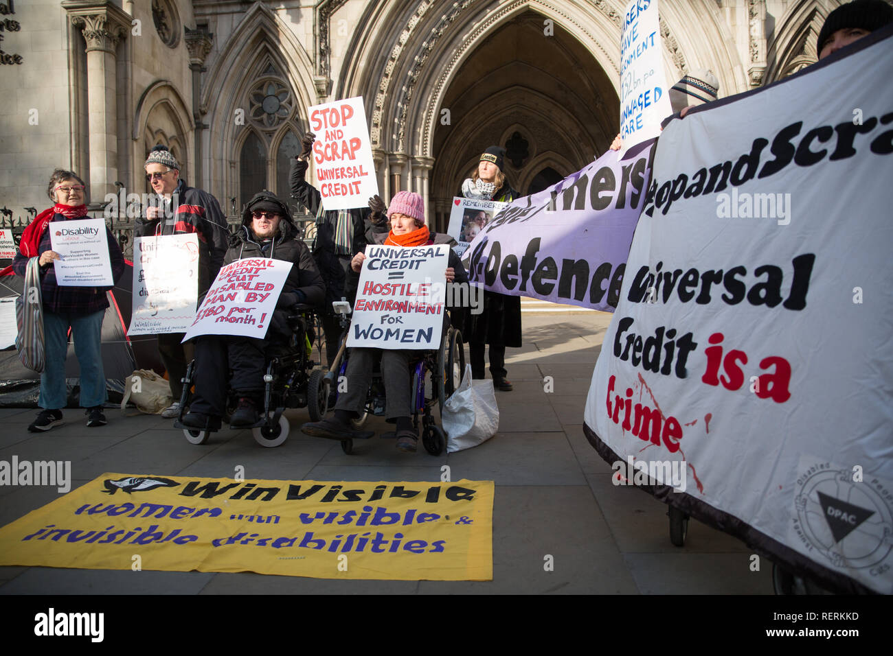 Londres, Royaume-Uni. 23 Jan, 2019. Winvisible et les mères célibataires Self-Defense protester contre crédit universel et son effet sur les personnes handicapées et les mères seules à l'extérieur de la Royal Courts of Justice Crédit : George Cracknell Wright/Alamy Live News Banque D'Images