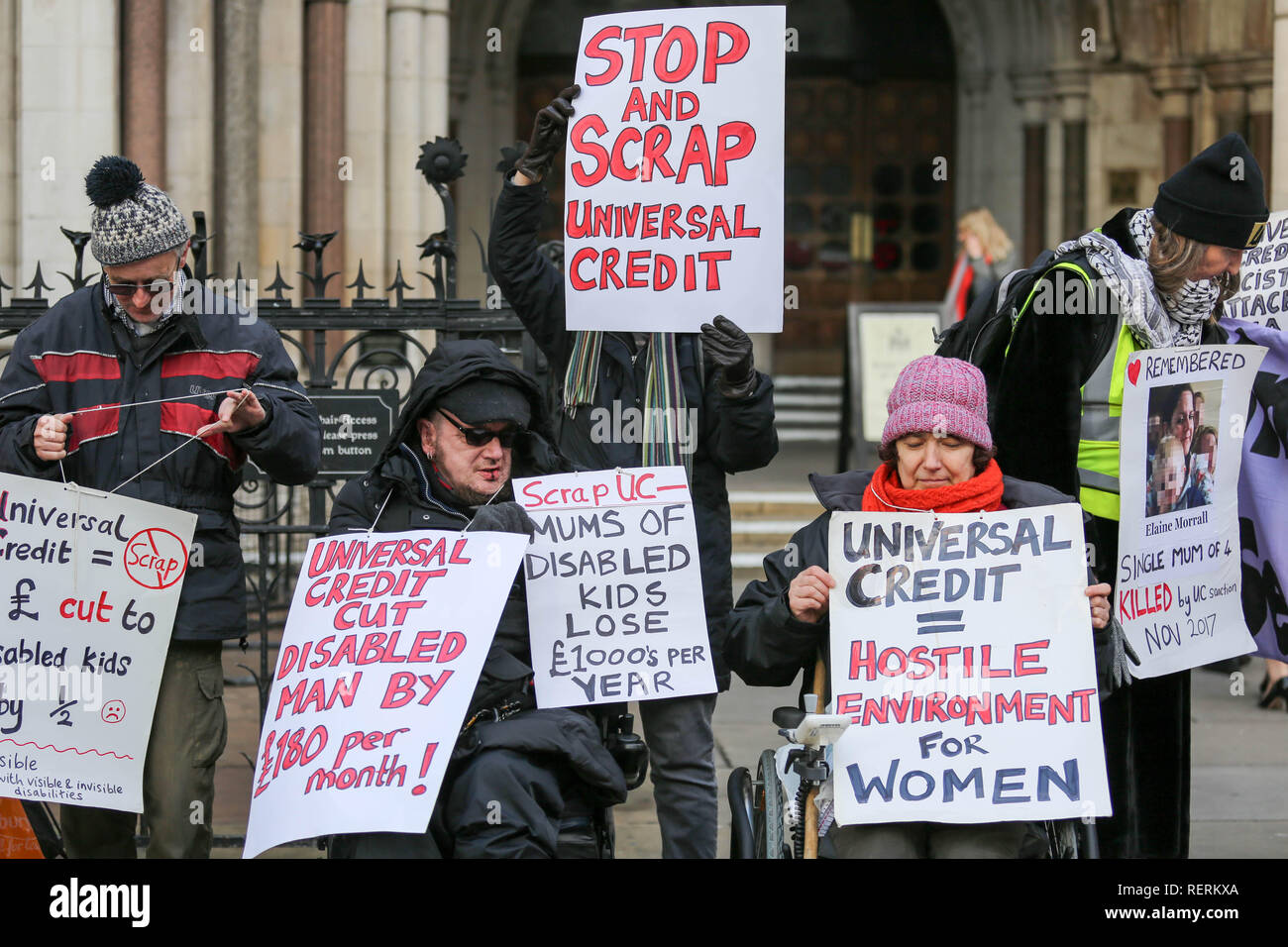 Londres, Royaume-Uni. 23 Jan, 2019. En dehors de l'appel de photos Royal Courts of Justice, pour un défi juridique contre Universal crédit par la mère célibataire d'une fille handicapée, et un homme qui était à l'ESA. Mère et fille sont £140/mois pire que le soutien du revenu en vertu de l'UC. L'homme a perdu des primes d'invalidité grave. Penelope Barritt/Alamy Live News Banque D'Images