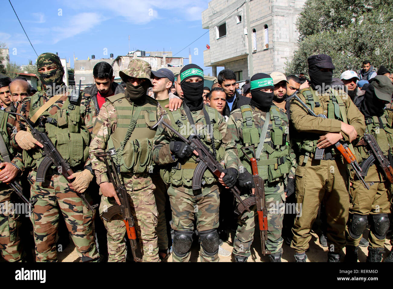 Izz al-Din al-Qassam sont membres d'alerte permanent pendant la cérémonie funéraire de Mahmoud al-Nabahin, 24, qui a été tué au cours d'un bombardement de l'artillerie israélienne à l'est de al-Bureij camp de réfugiés dans le centre de la bande de Gaza. Banque D'Images