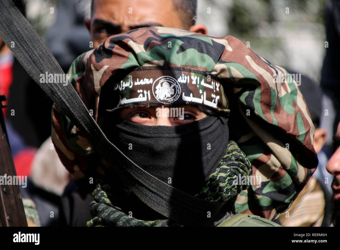 Un membre des brigades Izz al-Din al-Qassam vu à la recherche sur pendant la cérémonie funéraire de martyr Mahmoud al-Nabahin 24 ans qui a été tué au cours d'un bombardement d'artillerie de l'occupation israélienne à l'est de al-Boreij camp de réfugiés dans le centre de la bande de Gaza, Banque D'Images