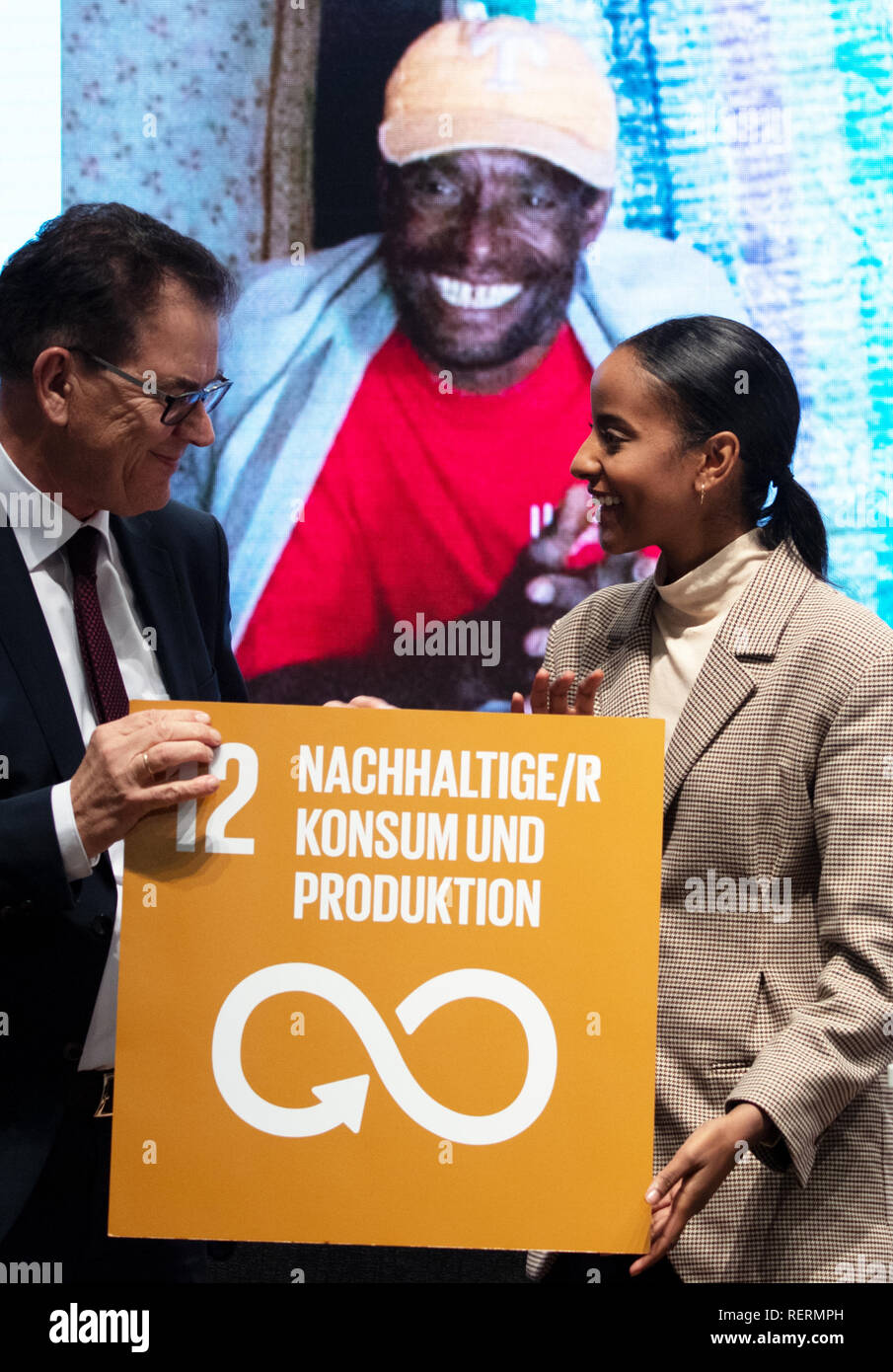 23 janvier 2019, Berlin : Gerd Müller (l, CSU), Ministre fédéral de la coopération économique et du développement, Sara Nuru, entrepreneur et modèle, discuter de commerce équitable et de développement durable sur le stand du ministère fédéral de la coopération économique et du développement à la Semaine verte internationale 2019 à Berlin. Photo : Ralf Hirschberger/dpa Banque D'Images