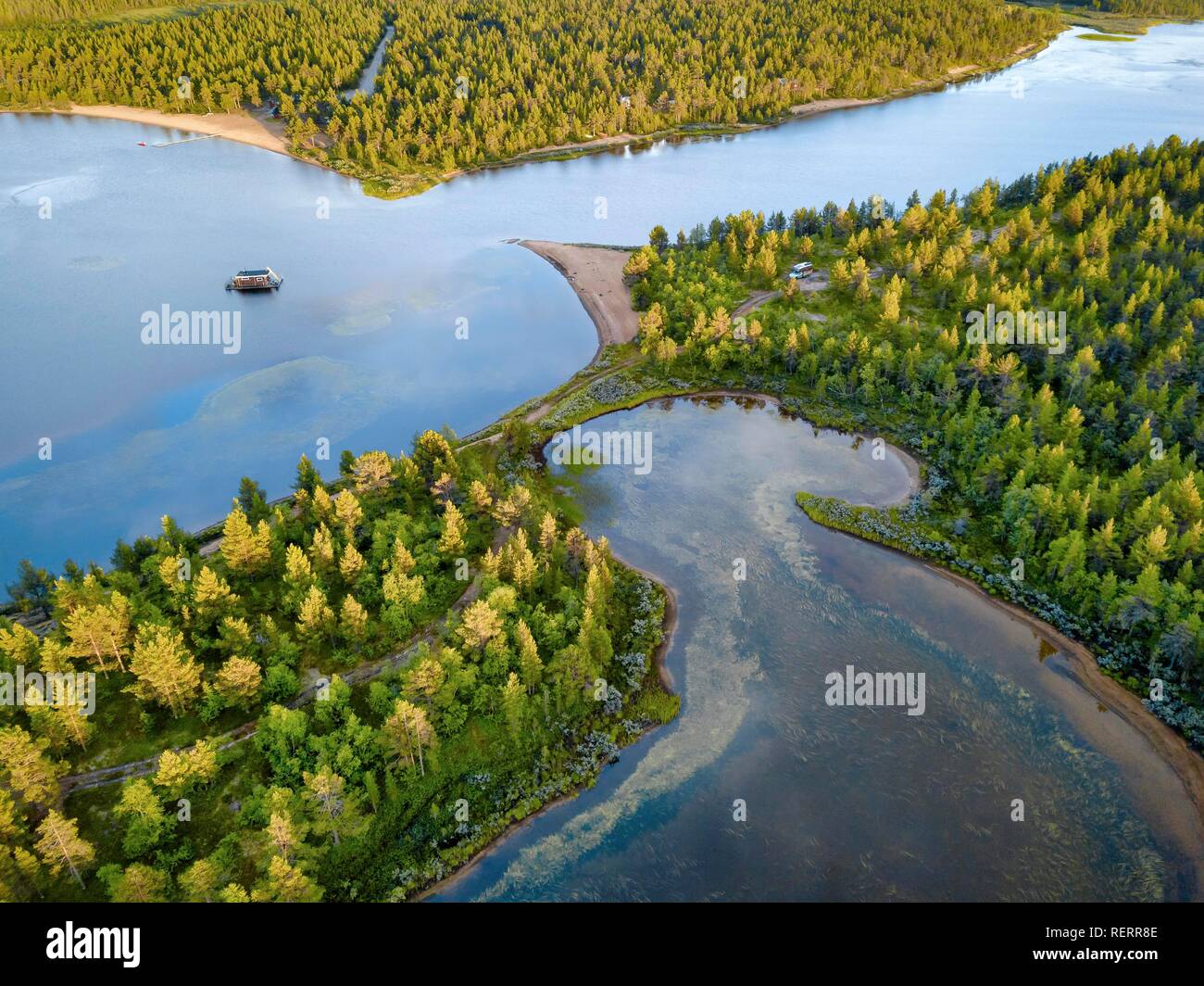 Drone vue, photo aérienne de maison flottante en Vuontisjärvi, lac dans la forêt boréale de conifères de l'Arctique Banque D'Images