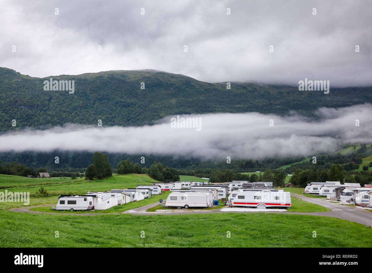 Camping-remorques et cabines à Holiday Park en Norvège Scandinavie surplombant les montagnes pittoresques Banque D'Images