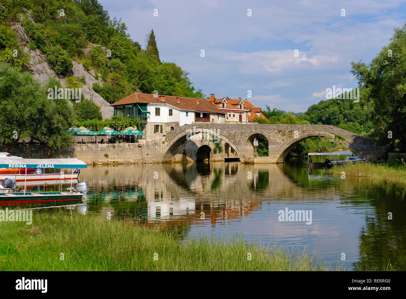 Vieux pont Stari Most, rivière, Rijeka Crnojevica Crnojevic parc national, le lac de Skadar, près de Cetinje, Monténégro Banque D'Images