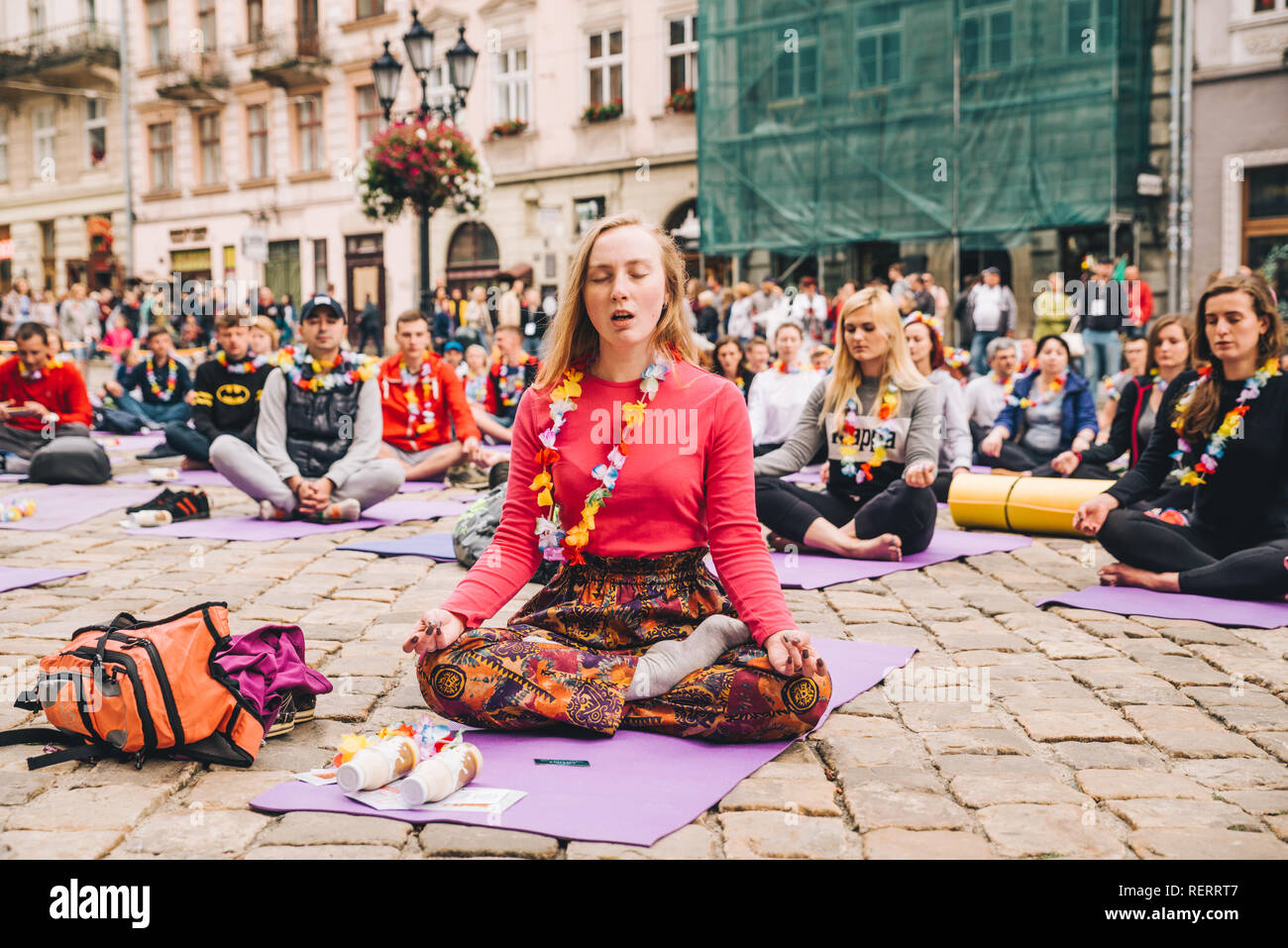 LVIV, UKRAINE - le 29 juin 2018 : lviv jour de yoga au centre de la ville. personnes pratiquent le yoga à la rue de la ville. Banque D'Images