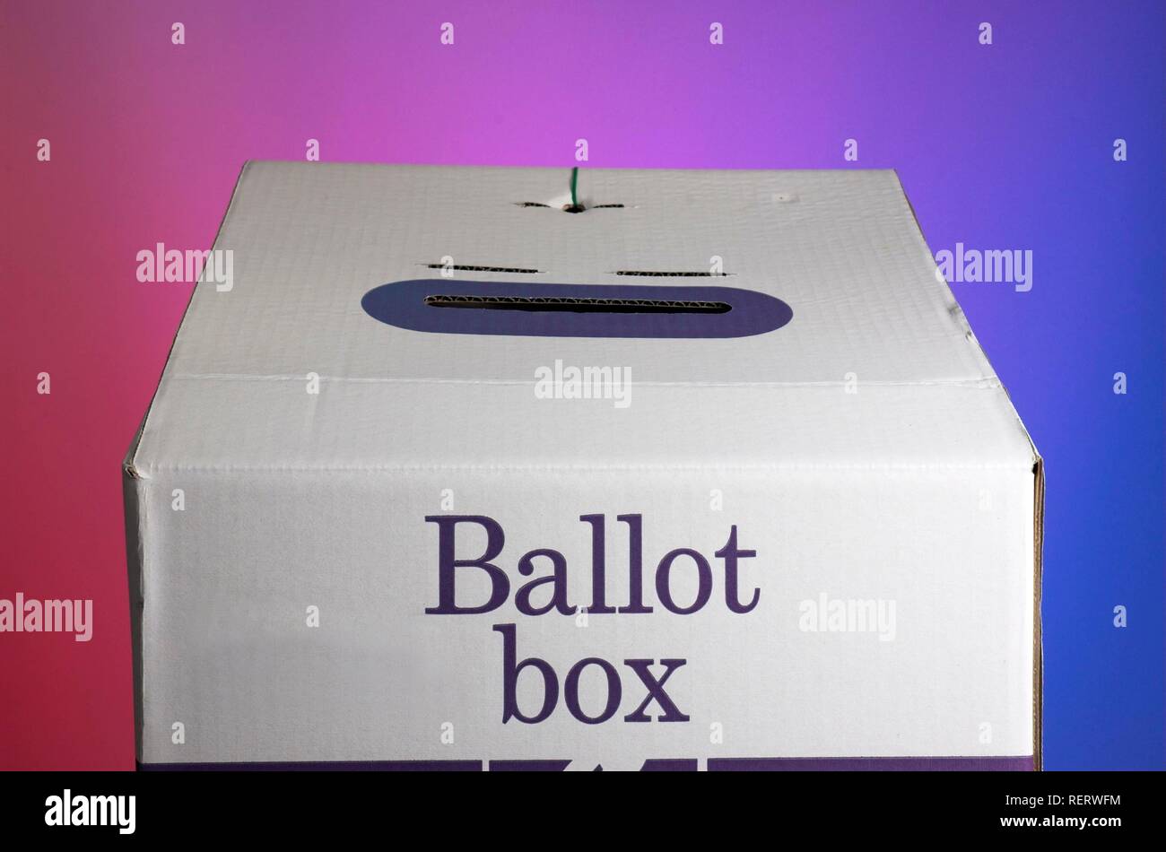 Boîte de scrutin contre toile avec les couleurs opposées du spectre politique Banque D'Images