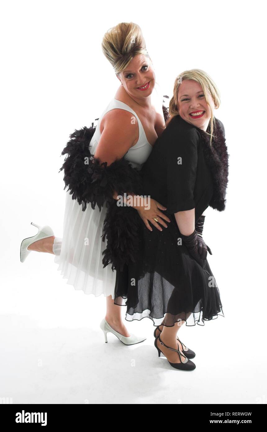 Deux femmes blonde s'amusant dans un style années 1950 Tenue de soirée Banque D'Images