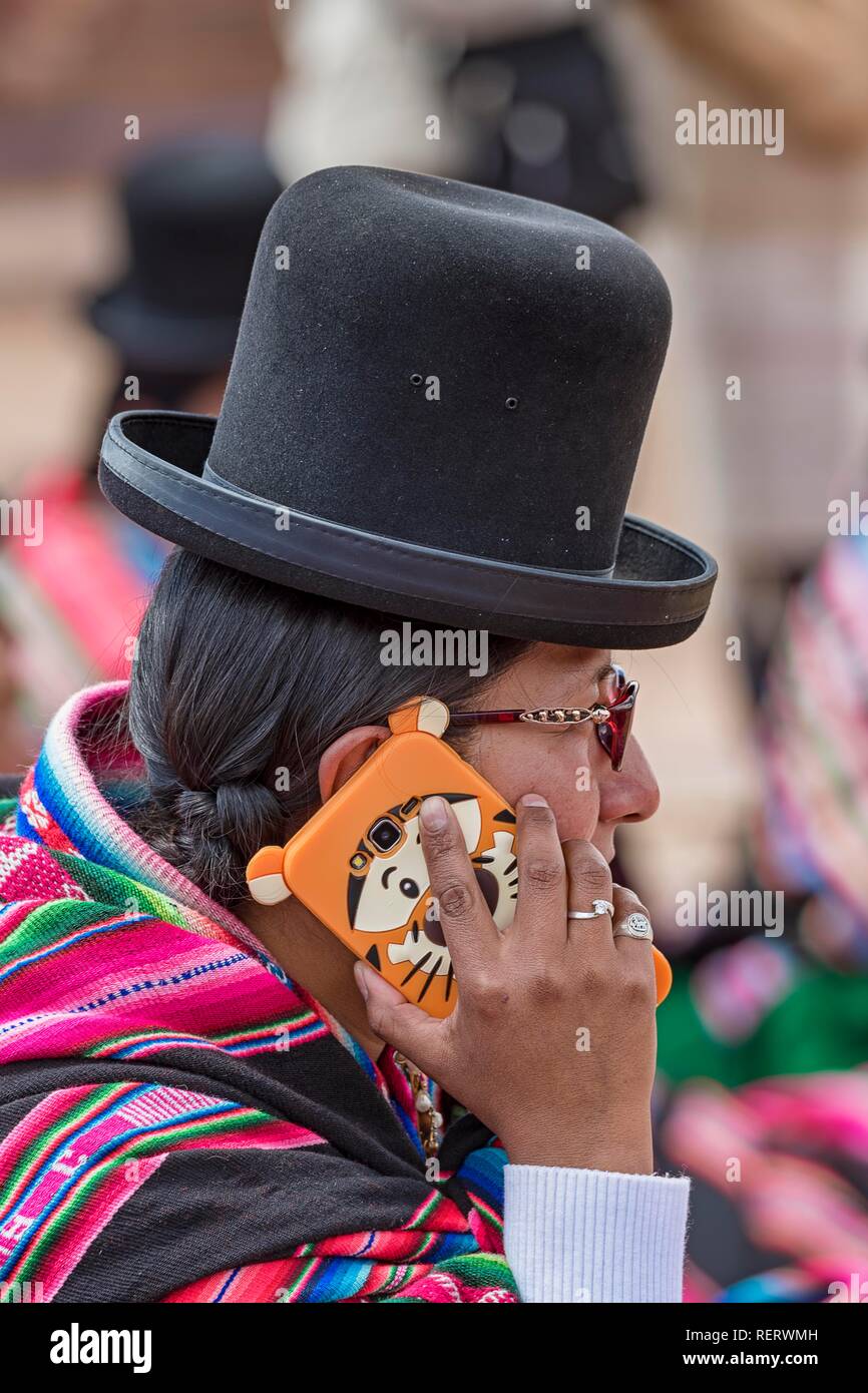 Femme autochtone, chola (cholita) dans les vêtements (pollera, jupe et foulard, Manta Ray) avec chapeau typique Banque D'Images