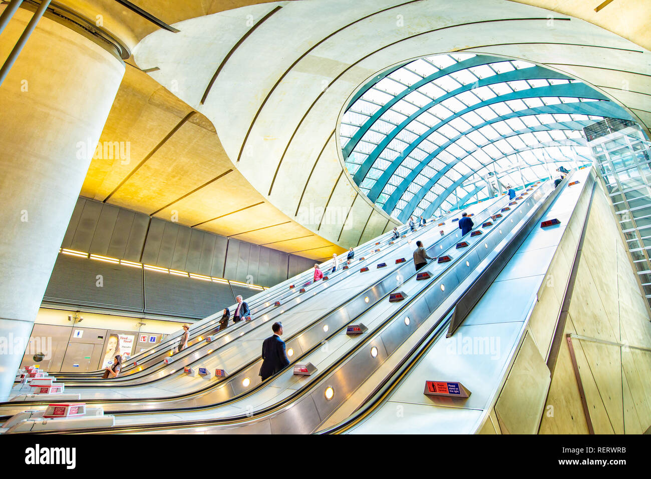 Escaliers mécaniques à la station de métro Canary Wharf, London, UK Banque D'Images