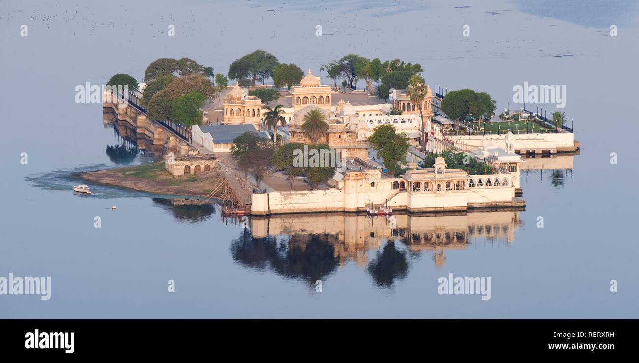 Vue sur le Jag Mandir Palace, le lac Pichola, Udaipur, Rajasthan, Inde, Asie du Sud Banque D'Images