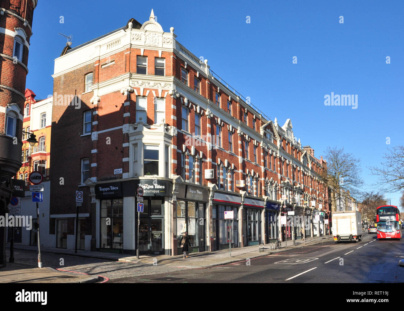 Upper Street et coin avec terrasse Waterloo, Islington, London, England, UK Banque D'Images