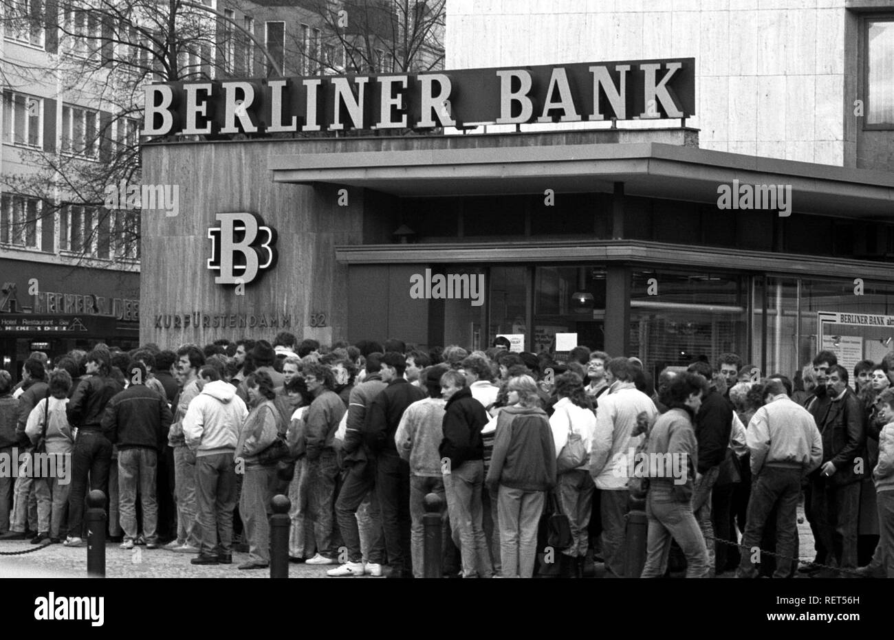 Chute du Mur de Berlin, les gens dans la file pour le Begruessungsgeld bienvenue 100 DM, l'argent, Berlin Banque D'Images