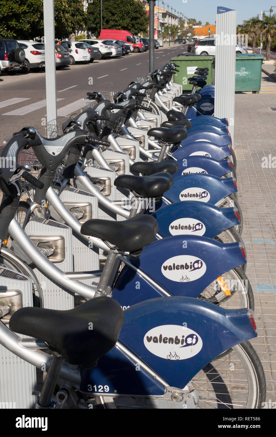 Une rangée de Valenbisi de location de vélos à une station d'accueil à Valencia, Espagne, Europe Banque D'Images