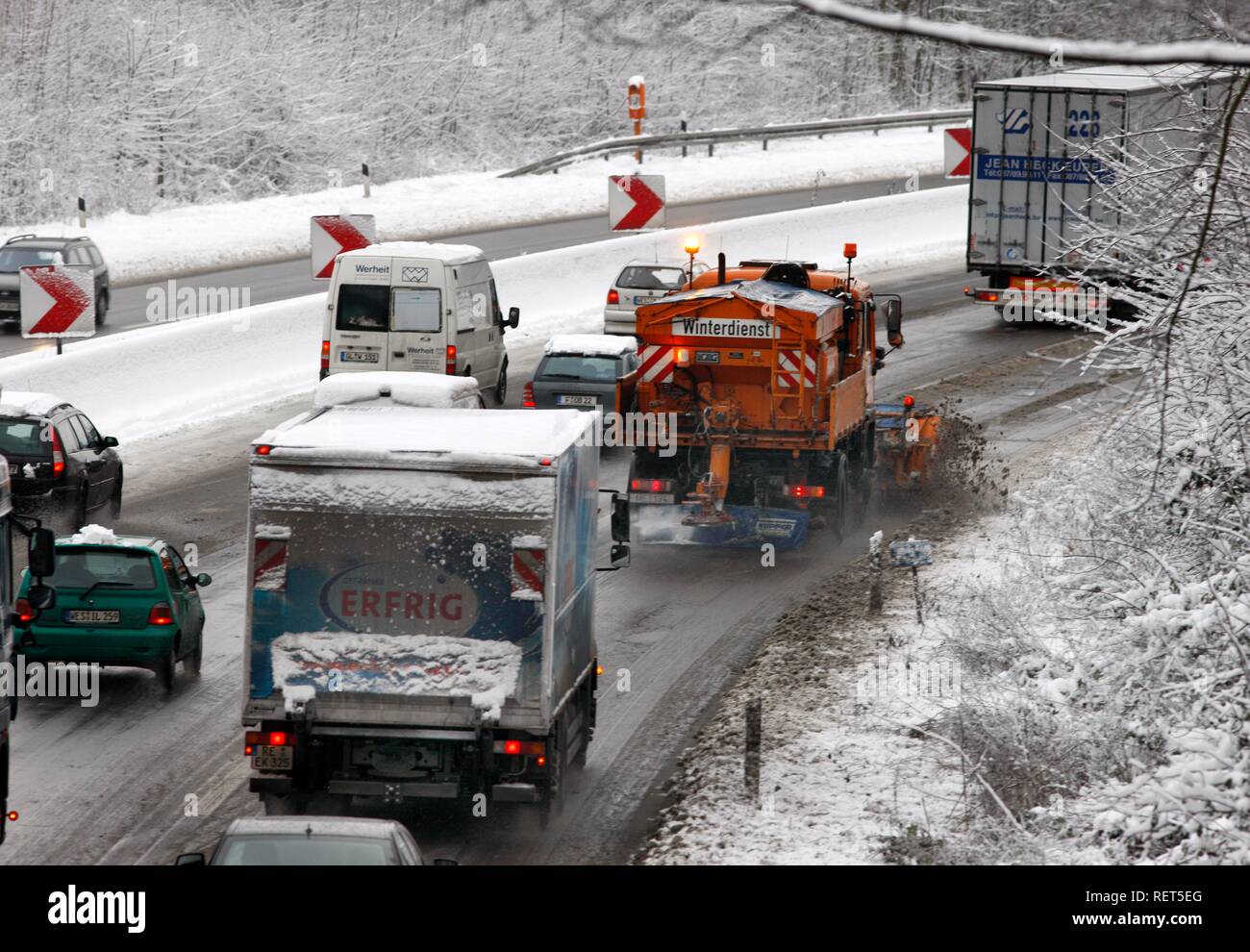 Chasse-neige à l'opération, embouteillage après de fortes chutes de neige, d'autoroute Autoroute A40, autoroute de la Ruhr entre Duisburg et Essen Banque D'Images