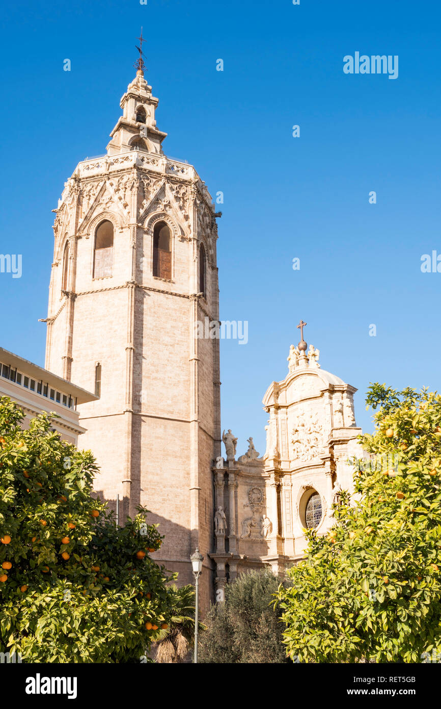Le clocher octogonal de style gothique et baroque façade de la cathédrale de Valence, Espagne, Europe Banque D'Images