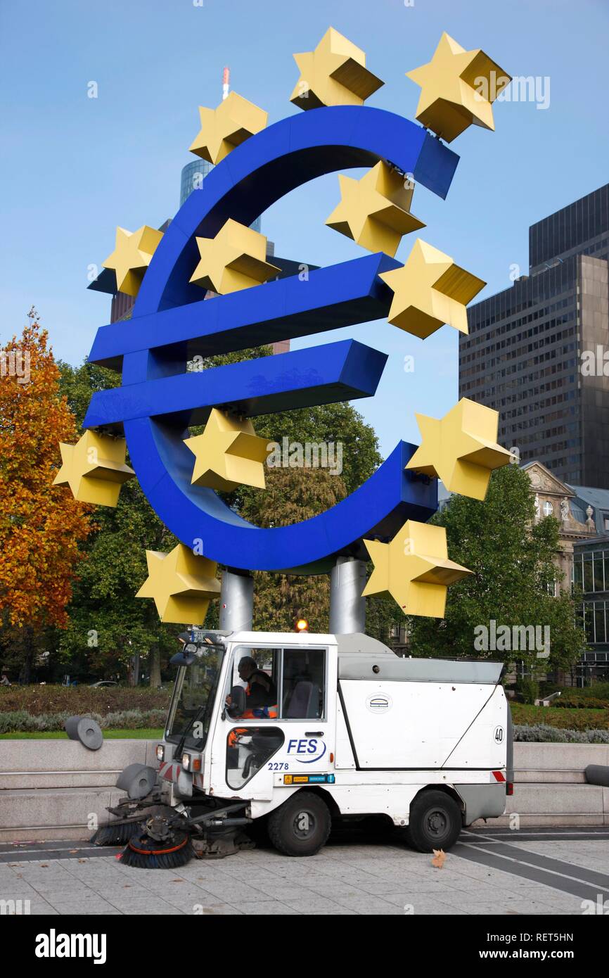 L'Euro monument situé dans le quartier des banques, Francfort, la Hesse Banque D'Images L'Euro monument situé dans le quartier des banques, Francfort, la Hesse Banque D'Images