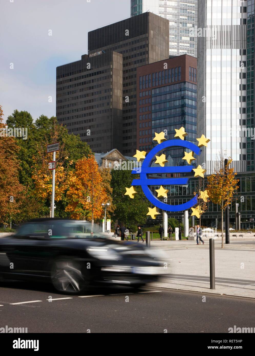 L'Euro monument situé dans le quartier des banques, Francfort, la Hesse Banque D'Images L'Euro monument situé dans le quartier des banques, Francfort, la Hesse Banque D'Images