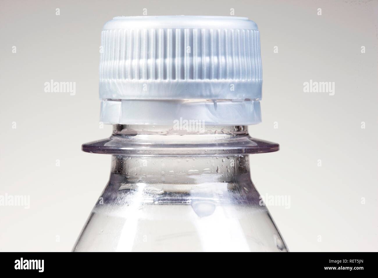 Les coquilles d'une bouteille d'eau minérale Banque D'Images