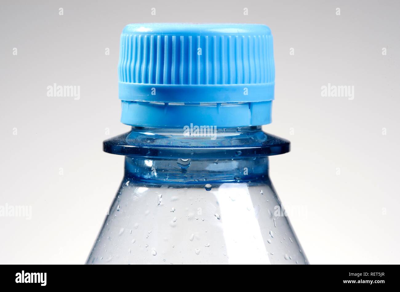 Les coquilles d'une bouteille d'eau minérale Banque D'Images