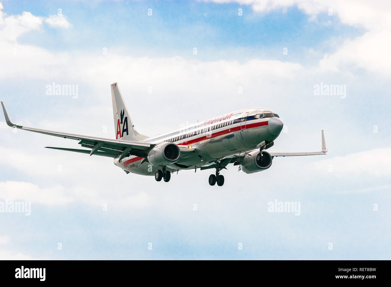 Montego Bay, Jamaïque - 19 Février 2017 : American Airlines se prépare à atterrir à l'aéroport international de Sangster (MBJ) à Montego Bay Banque D'Images