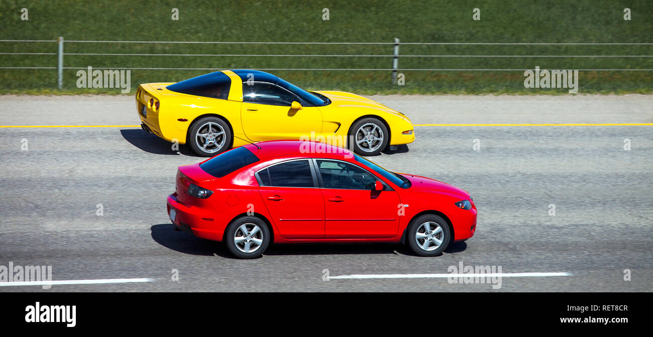 Calgary Alberta Canada Juin 27, 2018 Deux voitures de sport les dépassements sur l'autoroute Banque D'Images