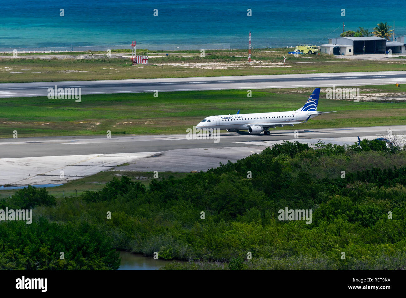 Montego Bay, Jamaïque - 27 mars 2015 : COPA Airlines avion sur la piste à l'aéroport international Sangster (MBJ) de la préparation pour le départ Banque D'Images