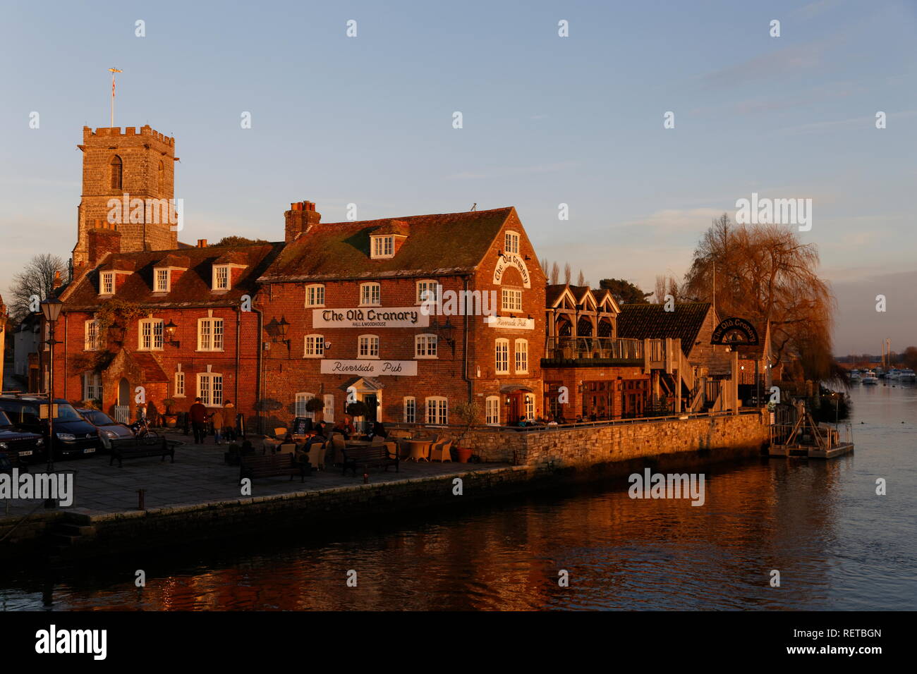 Soleil d'hiver faible s'allume en rouge la lumière sur les bâtiments autour du quai Wareham, Dorset Banque D'Images