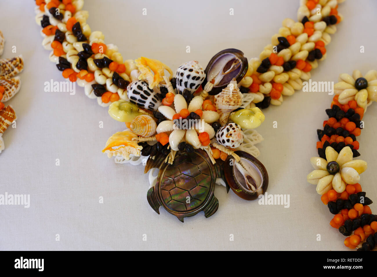 Artisanat traditionnel de bijoux fabriqués avec des coquillages des îles  Gambier et Tuamotu en polynésie francaise Photo Stock - Alamy