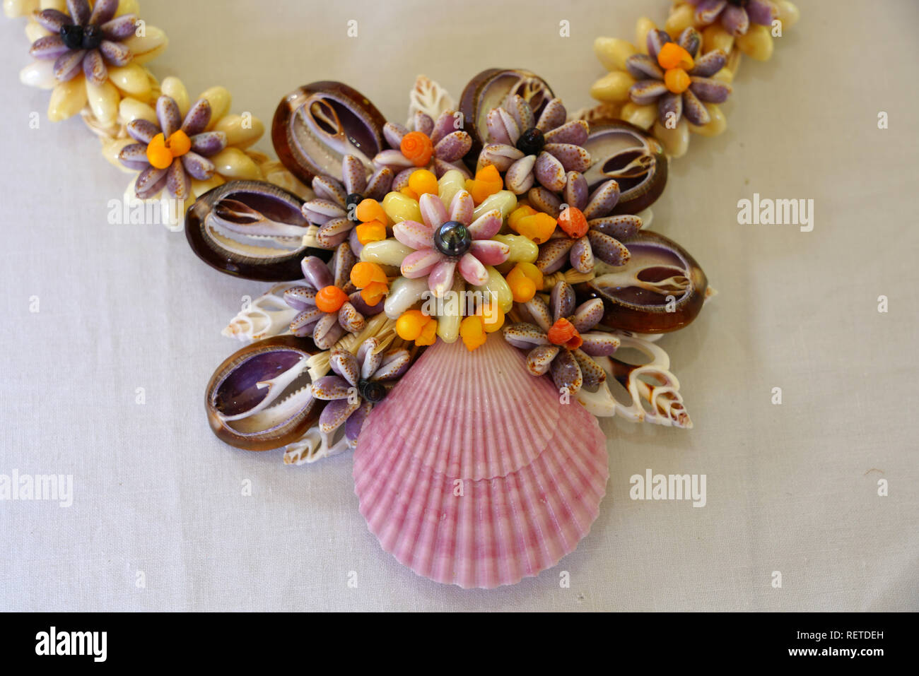 Artisanat traditionnel de bijoux fabriqués avec des coquillages des îles Gambier et Tuamotu en polynésie francaise Banque D'Images