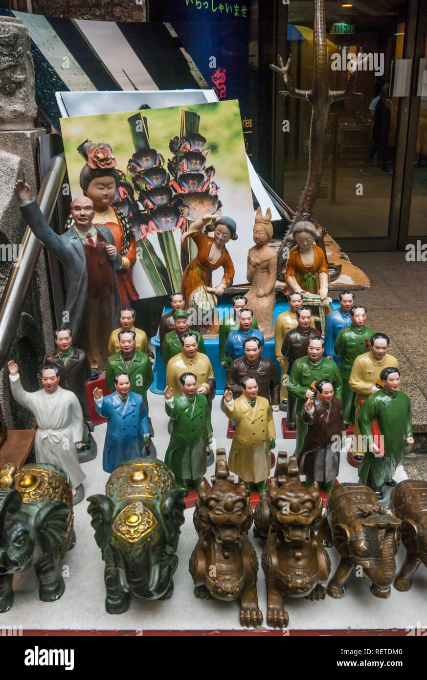 Articles pour la vente aux touristes à Hong Kong : des statues de Mao et Lénine. Banque D'Images