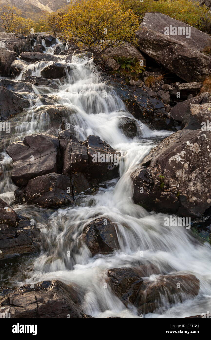 Le ruisseau qui s'écoule de Llyn Idwal forme une chute près de Ogwen Cottage, le parc national de Snowdonia Banque D'Images