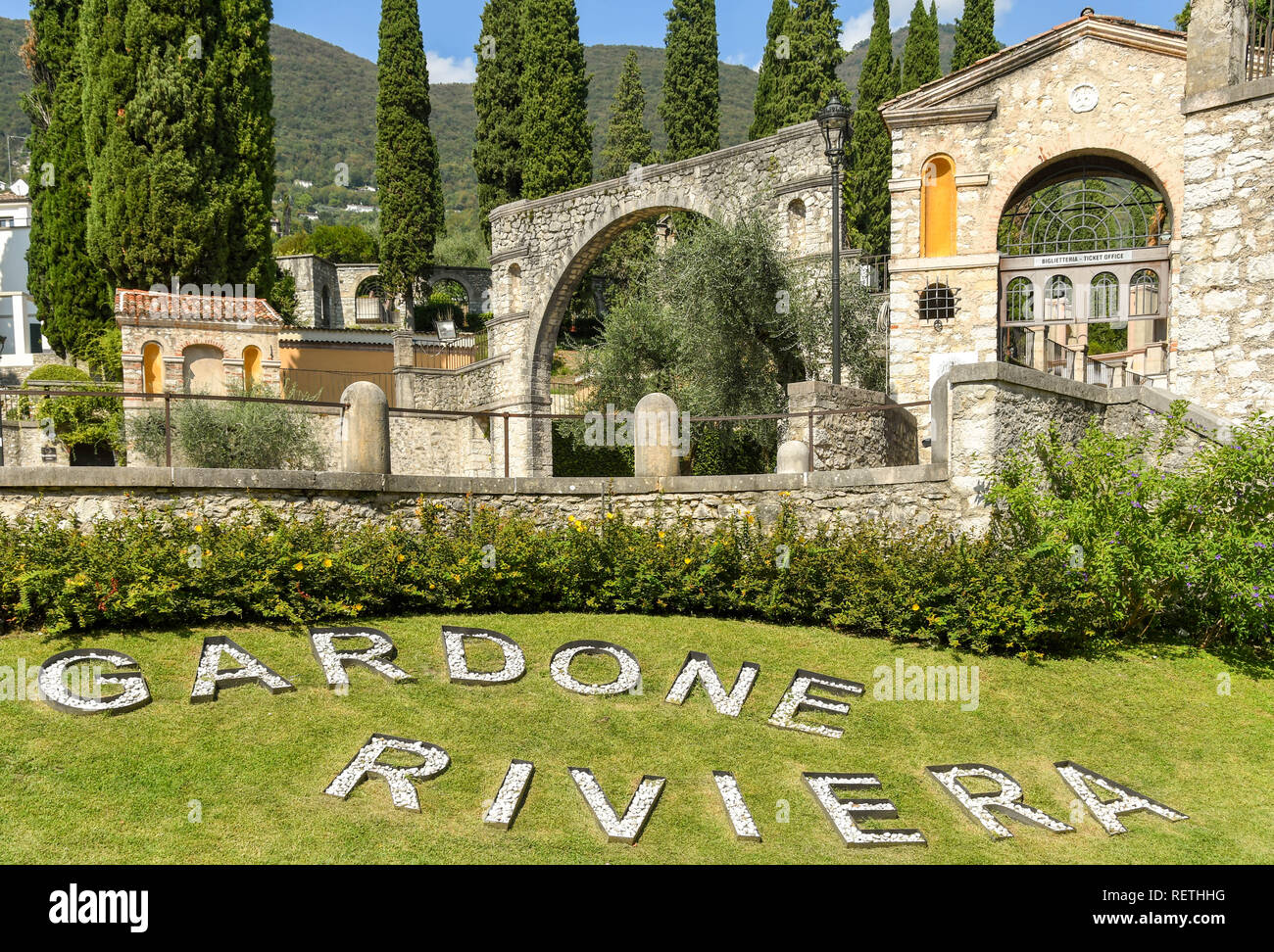 GARDONE RIVIERA, ITALIE - Septembre 2018 : Entrée de la Vittoriale degli Italiani gardens à Gardone Riviera. Banque D'Images