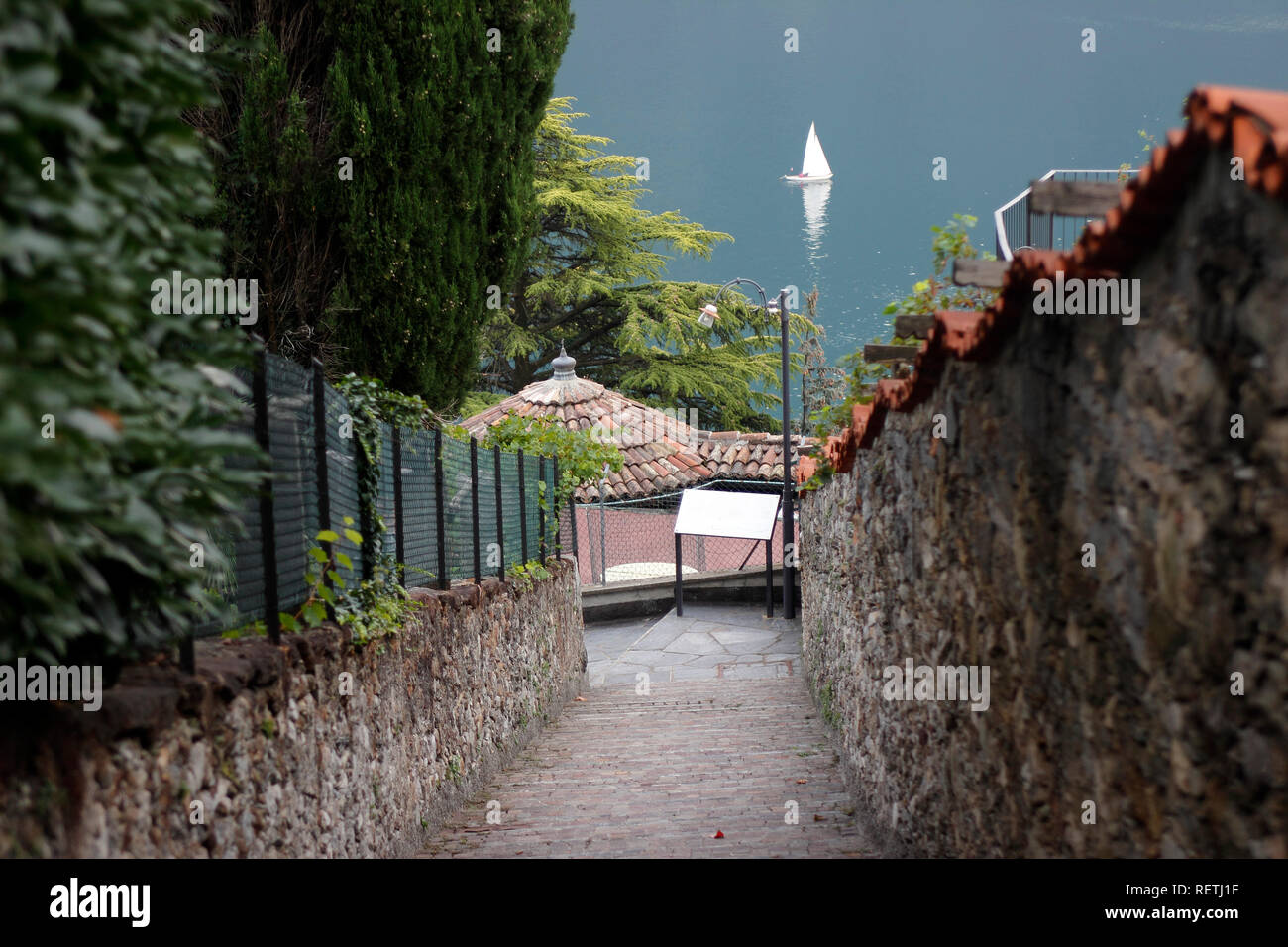 Lac de Lugano Lugano Tessin suisse Alpes Suisses détail architectural passage pavée au lac avec voile Banque D'Images